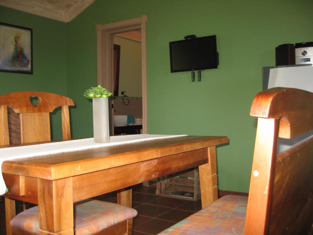 un tavolo di legno con un vaso sopra di Regenbogen Bungalows a Panguipulli