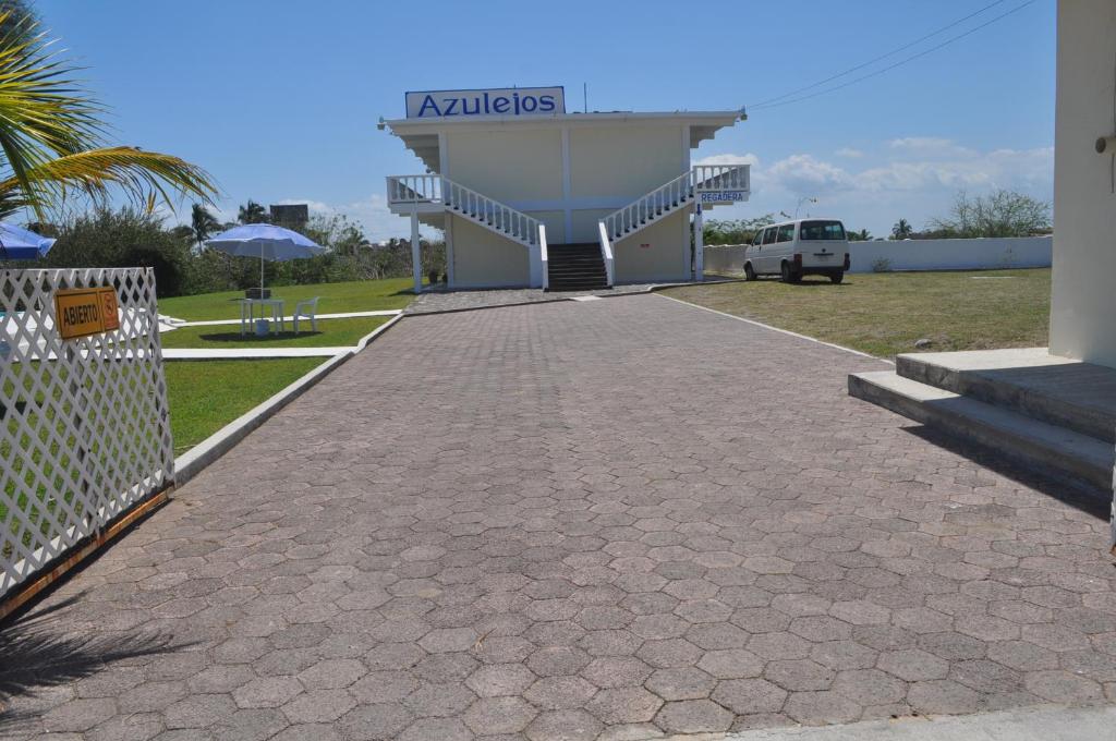 un edificio con un cartel en el costado en Hotel Azulejos, en Chachalacas