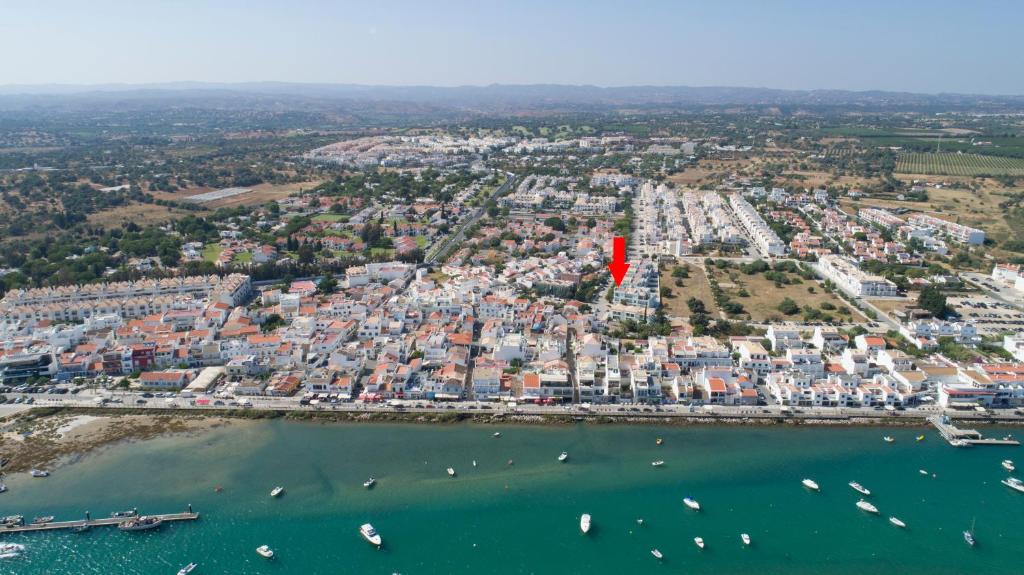 una vista aerea di una città con barche in acqua di For Sea Apartment a Cabanas de Tavira