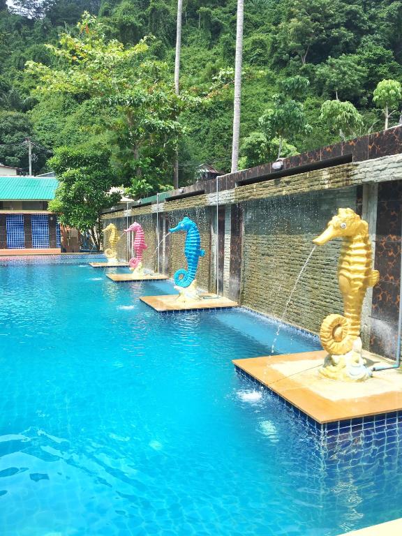 Bazén v ubytování Phi Phi Maiyada Resort nebo v jeho okolí