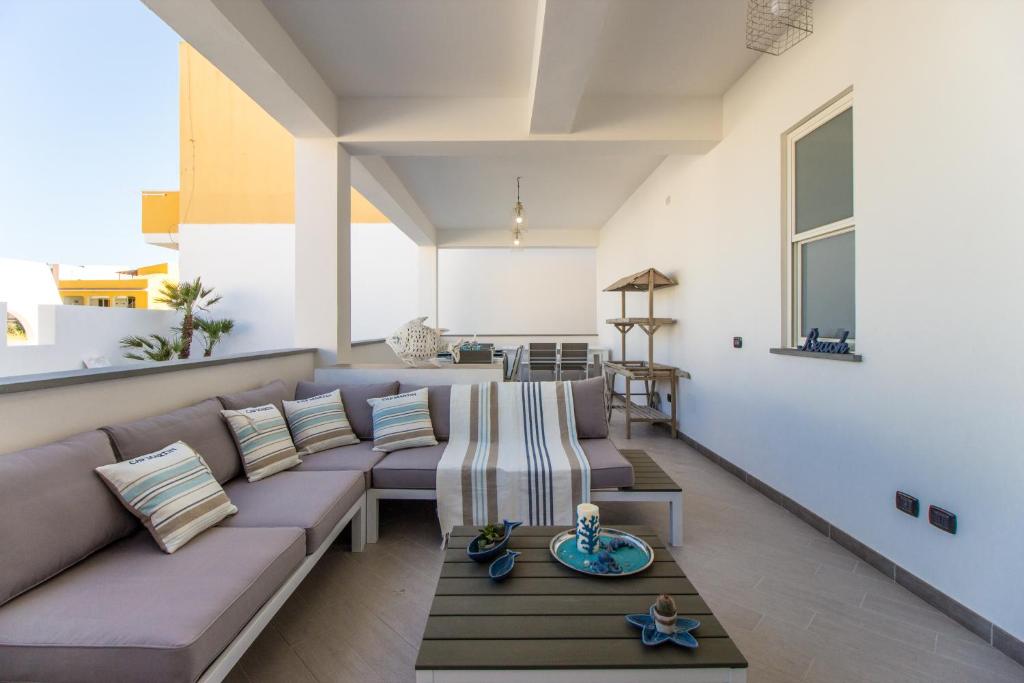 un soggiorno con divano e tavolo di La casa di Gio' a Lampedusa