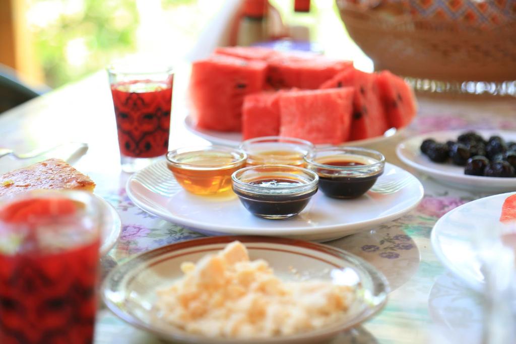 una mesa cubierta con platos de comida y fruta en Cirali Irmak Hotel en Cıralı