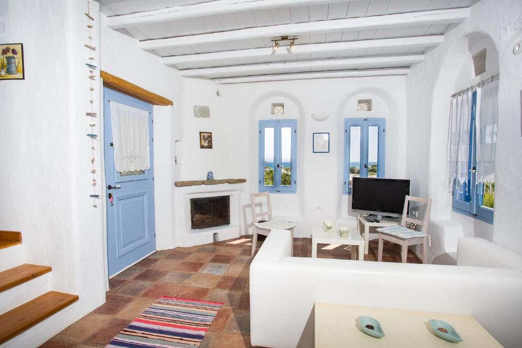 Telewizja i/lub zestaw kina domowego w obiekcie Villa Yviskos Traditional Home