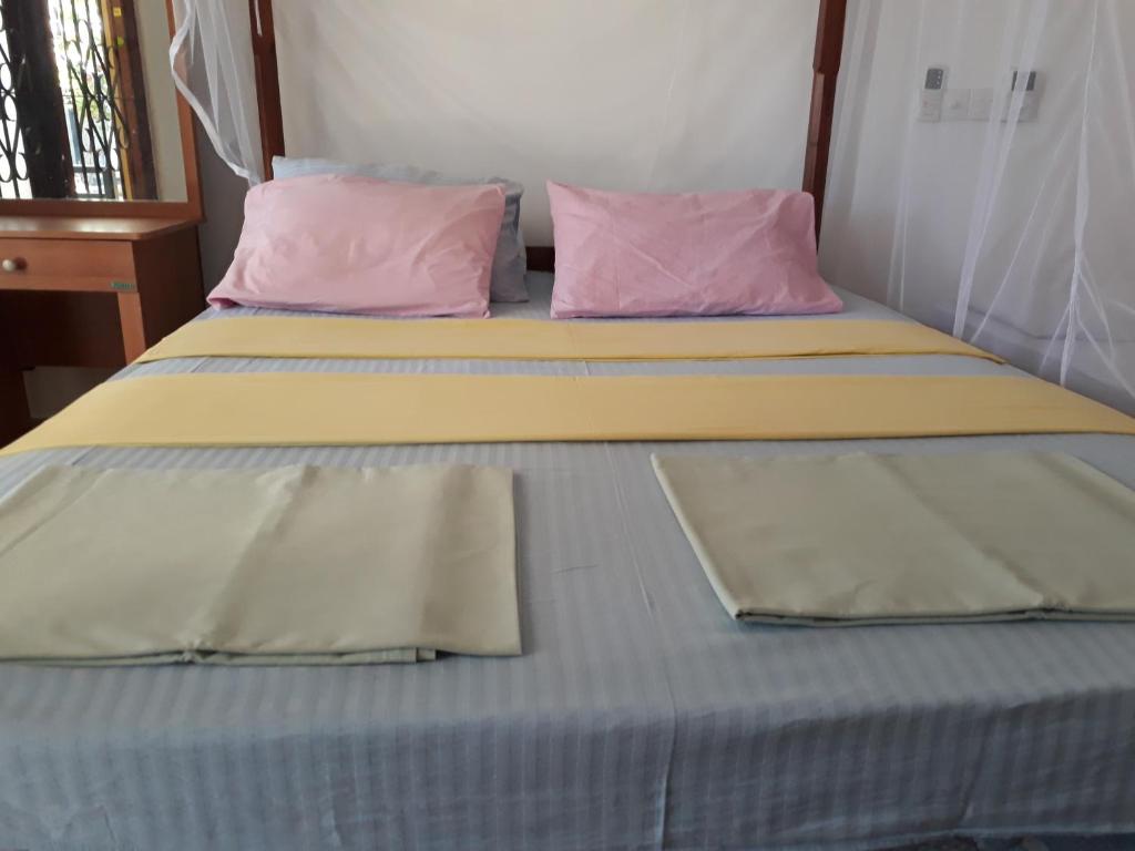 Postel nebo postele na pokoji v ubytování Traveller's Home Hotel
