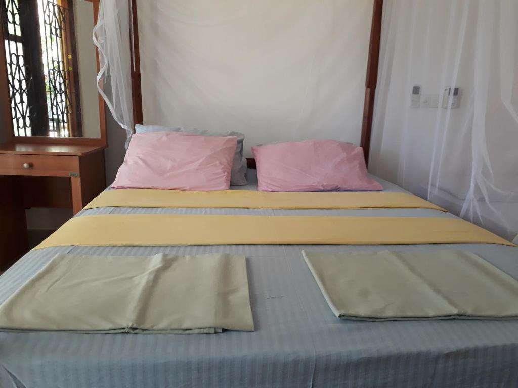 Postel nebo postele na pokoji v ubytování Traveller's Home Hotel