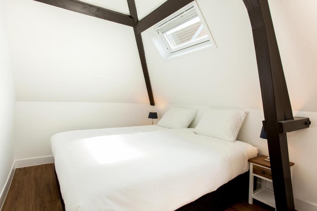 Postel nebo postele na pokoji v ubytování Stayci Serviced Apartments Royal Palace