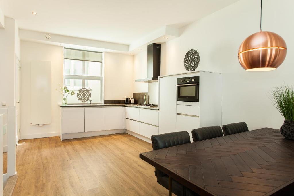 Kuchyň nebo kuchyňský kout v ubytování Stayci Serviced Apartments Royal Palace