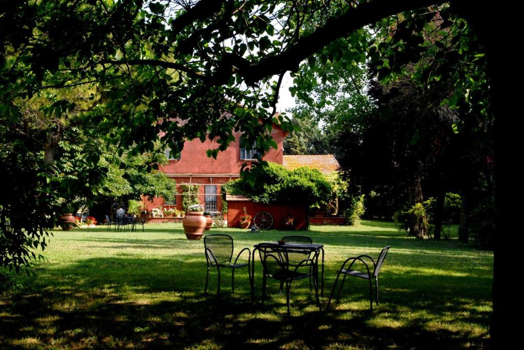 una mesa y sillas frente a una casa en Tenuta Agricola Fonte Di Papa, en Monterotondo