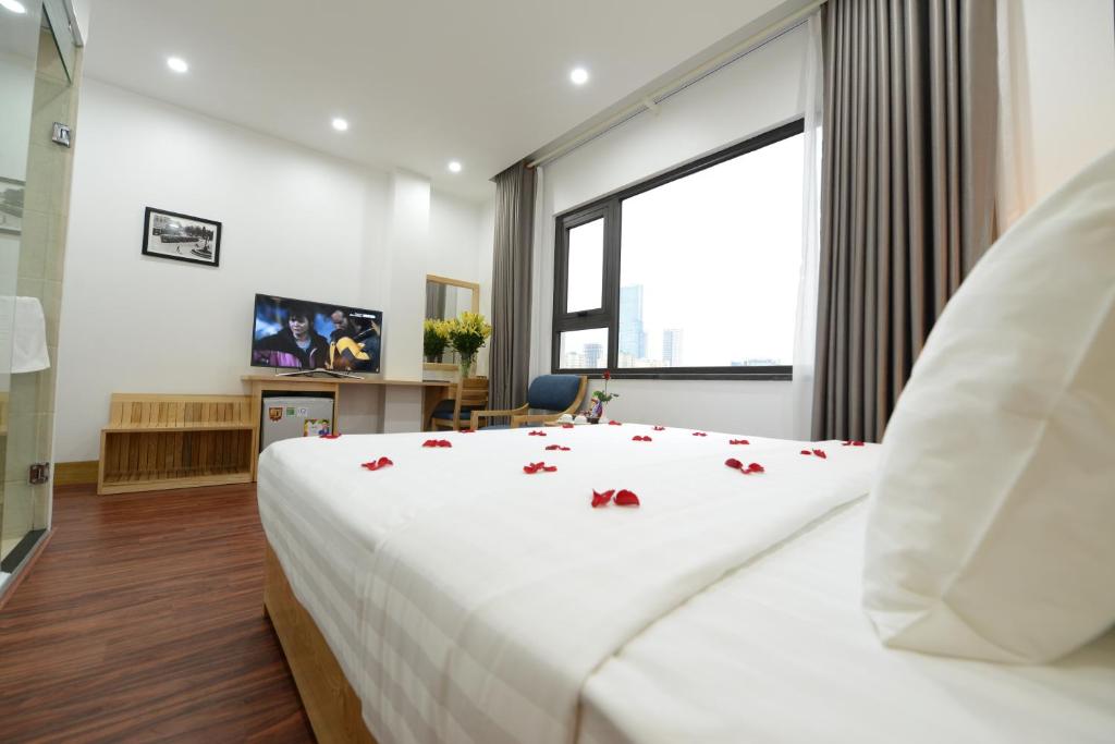 Postel nebo postele na pokoji v ubytování Blue Hanoi Inn City Hotel