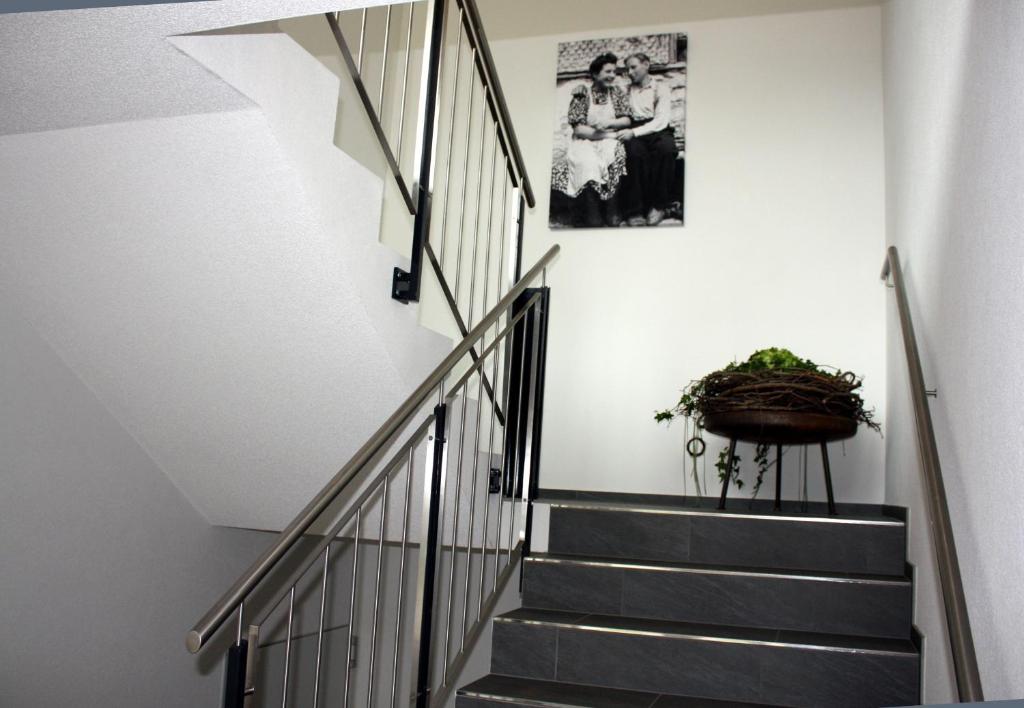 una escalera en una casa con una foto en la pared en Appartementhaus Uga, en Damüls
