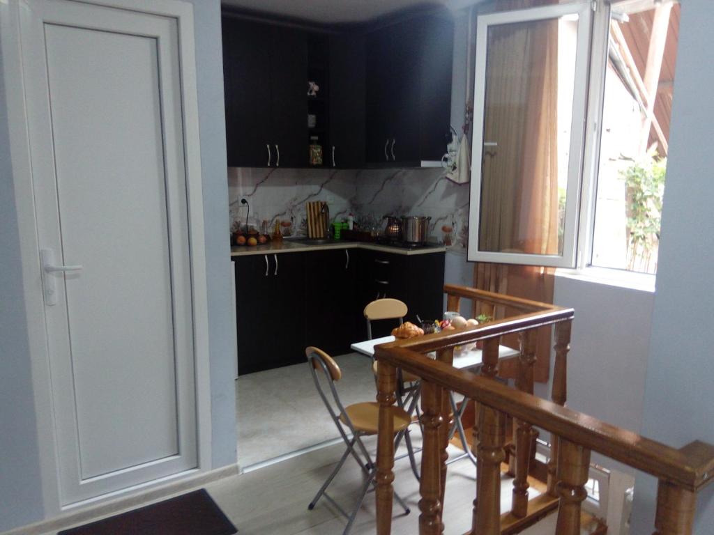 Kuchyň nebo kuchyňský kout v ubytování Tbilisi Downtown Guest House