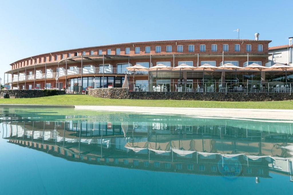 Bazén v ubytování Hotel Riu Fluviá nebo v jeho okolí