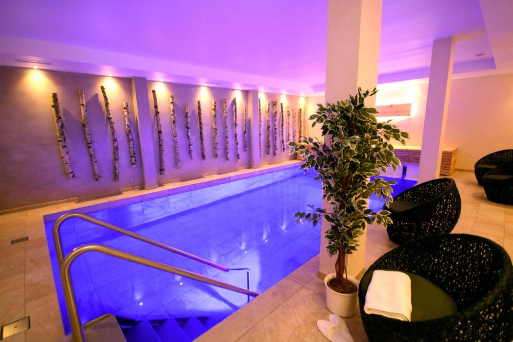 ein Pool mit Skiern an der Wand in der Unterkunft Hotel Haus Wiesengrund in Hallenberg