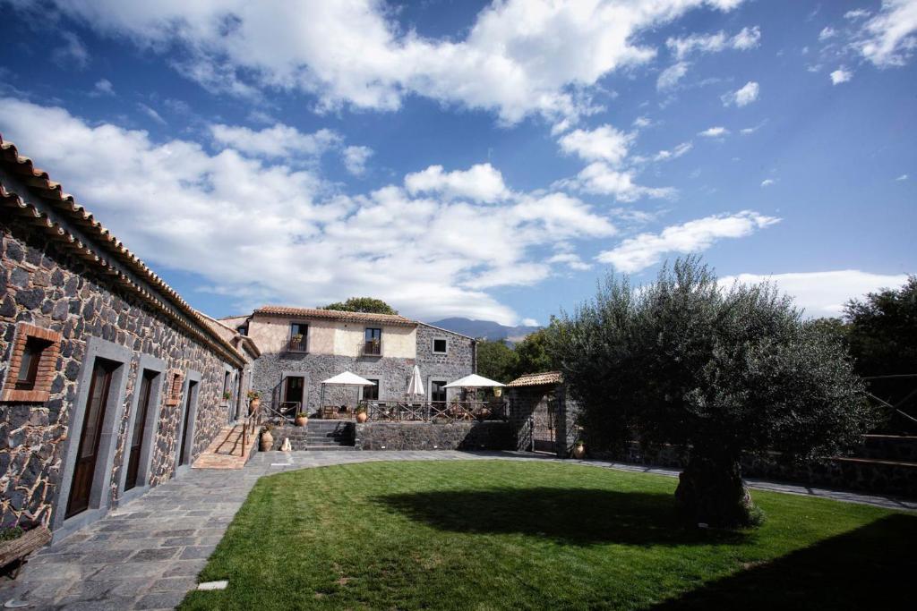 an exterior view of a house with a yard at Bosco Ciancio in Biancavilla