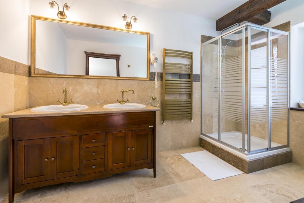 a bathroom with two sinks and a shower at Resort Ambient in Cristian