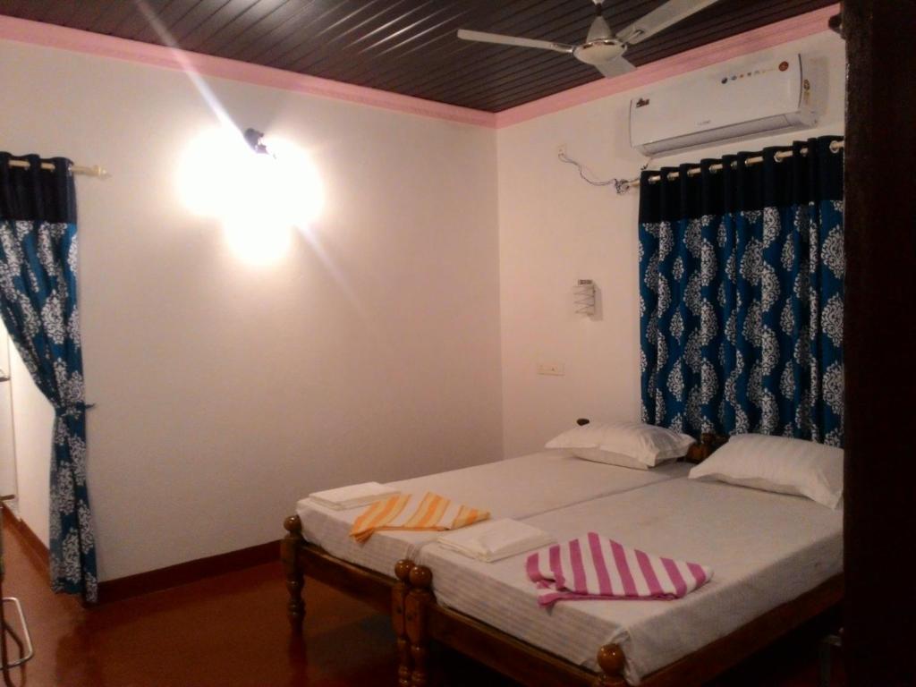 Postel nebo postele na pokoji v ubytování Marari Babu Homestay