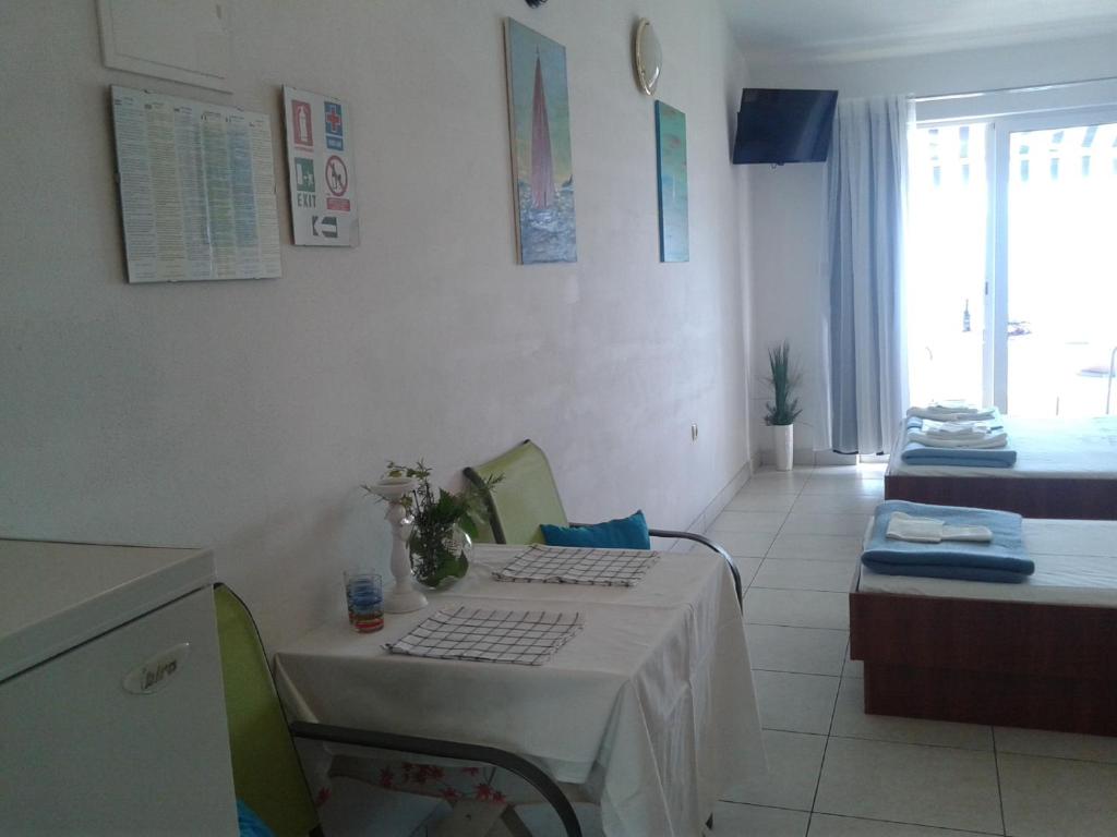 Televízia a/alebo spoločenská miestnosť v ubytovaní Apartments Boris