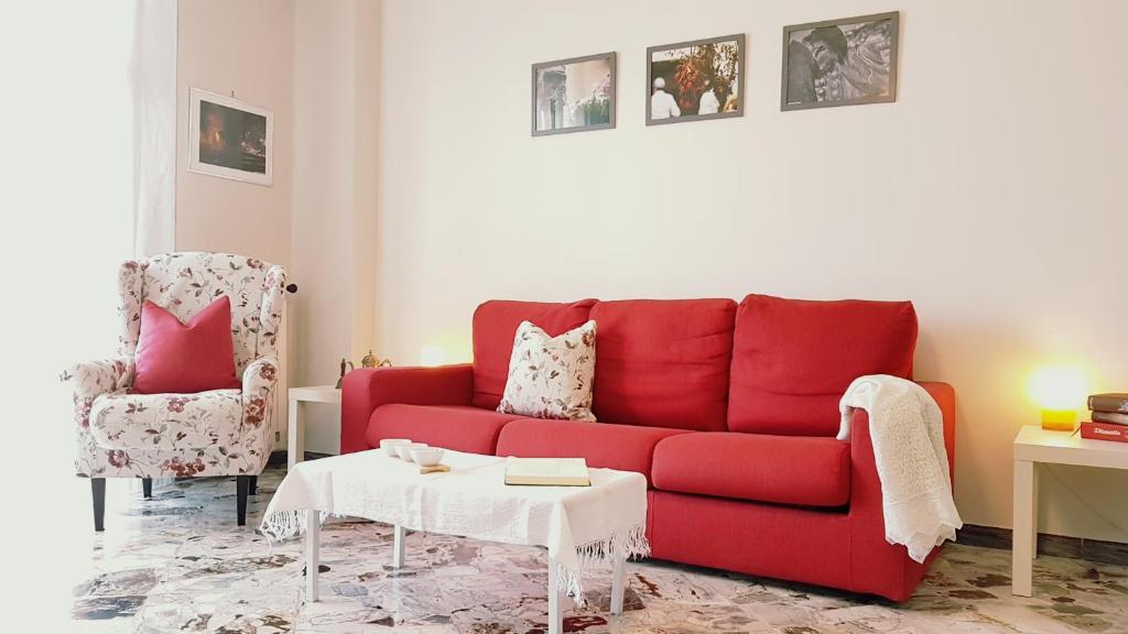 ソレントにあるCasa Migliaccioのリビングルーム(赤いソファ、椅子付)