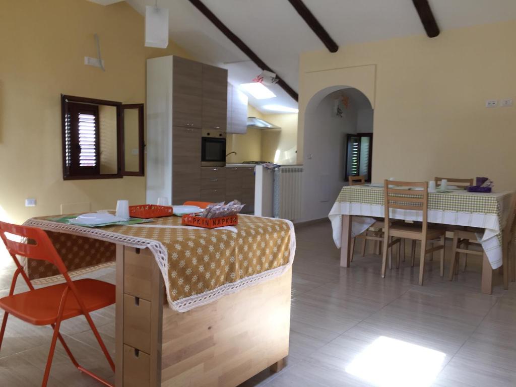 eine Küche und ein Esszimmer mit einem Tisch und Stühlen in der Unterkunft Le Quattro Stagioni in Teano