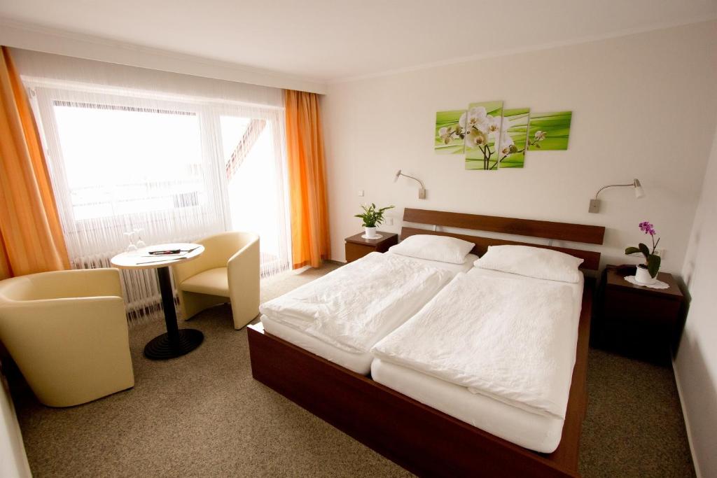 Postel nebo postele na pokoji v ubytování Hotel Weinhaus Weis