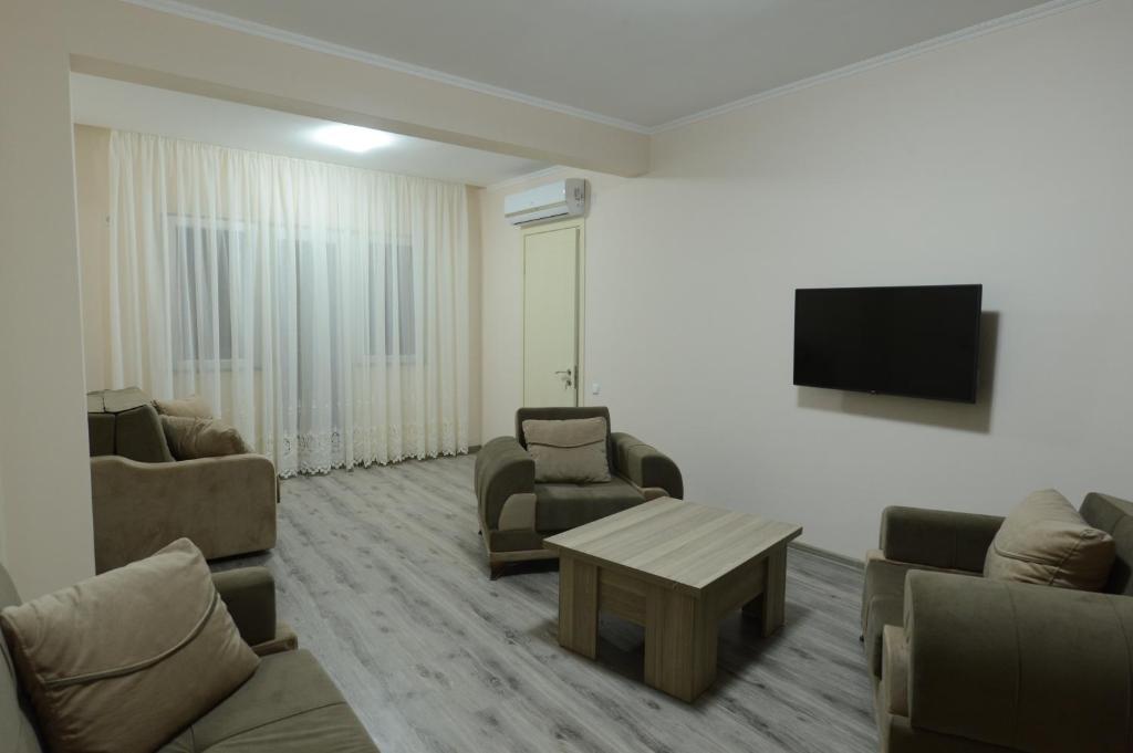巴统apartament TEKO的带沙发、桌子和电视的客厅