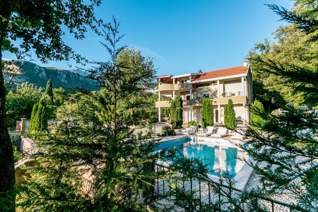 uma villa com piscina e um resort em Villa Besha em Herceg-Novi
