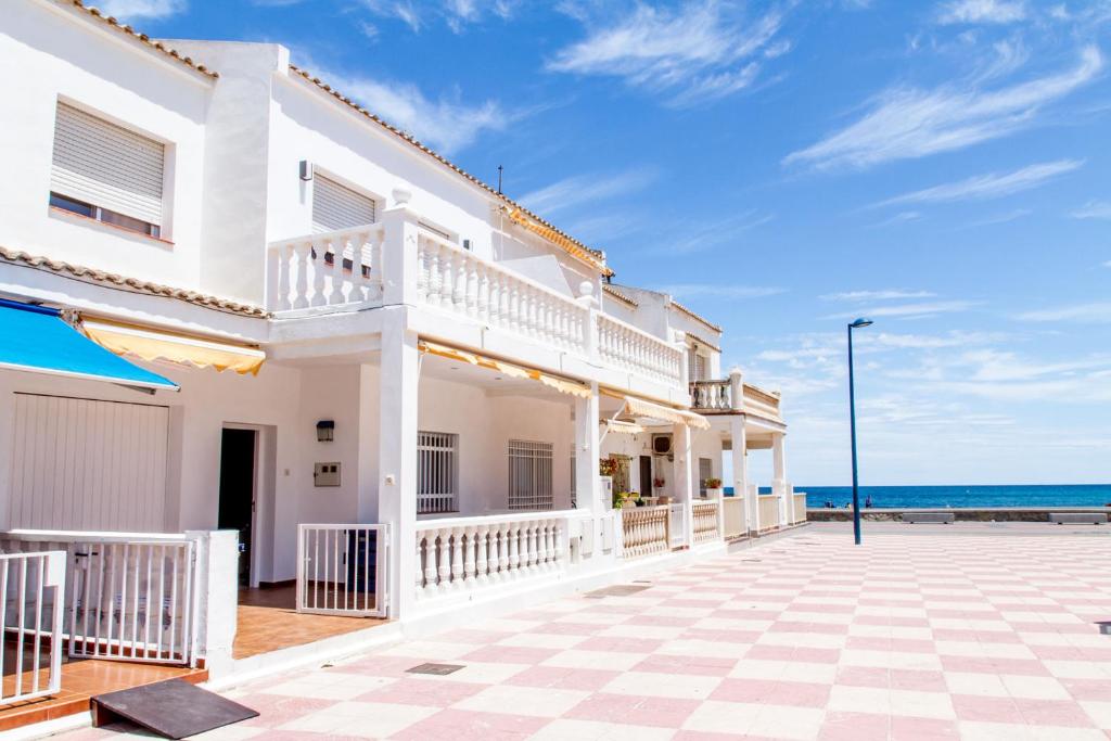 ein weißes Haus mit dem Ozean im Hintergrund in der Unterkunft Tot un Mon-Beachfront House in Puzol