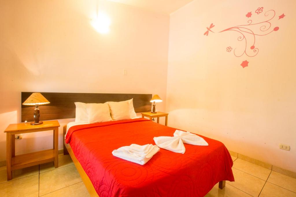 Postel nebo postele na pokoji v ubytování Bubinzana Magical Lodge