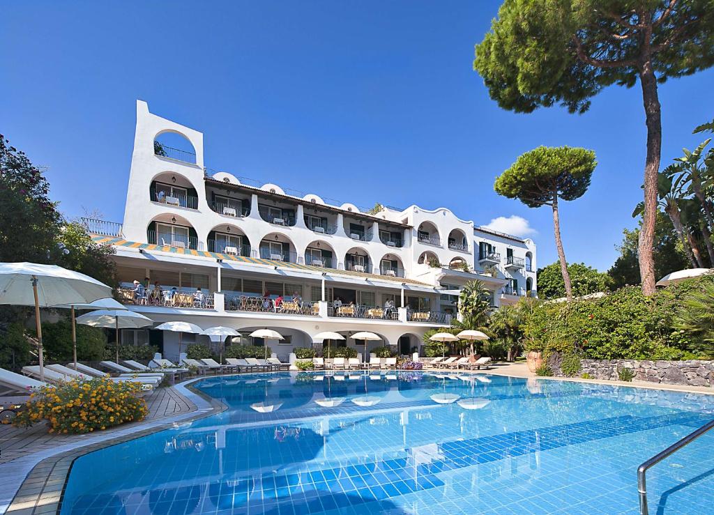 ein Hotel mit einem Pool vor einem Gebäude in der Unterkunft Excelsior Belvedere Hotel & Spa in Ischia