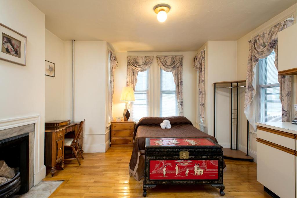 TV a/nebo společenská místnost v ubytování The Farrington Inn
