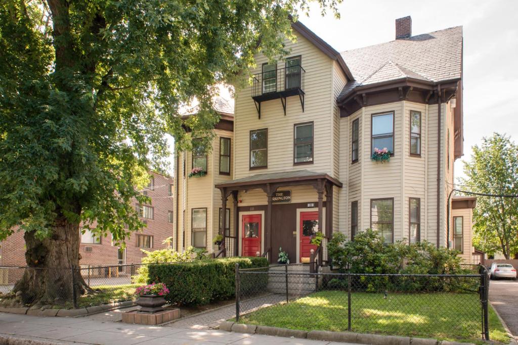 una casa con un árbol delante de ella en The Farrington Inn en Boston