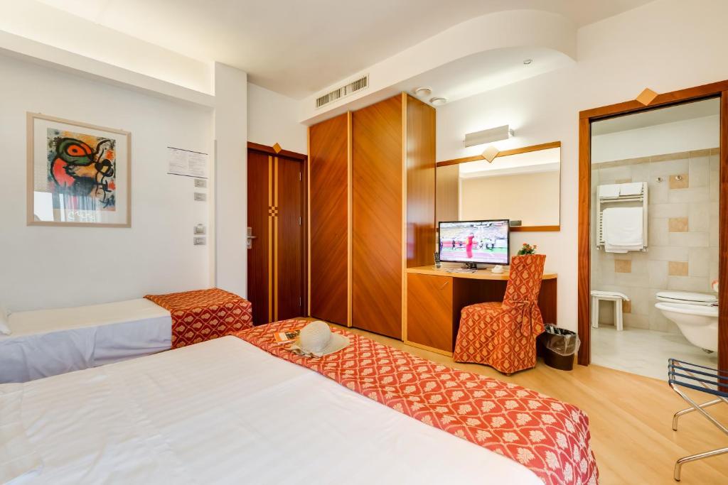 Hotel Europa Beach Village - Habitación Triple Clásica Con Balcón