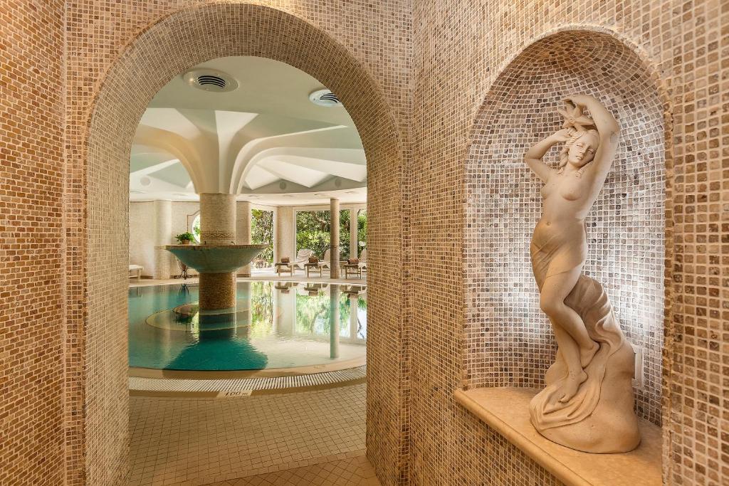 Bazén v ubytování Excelsior Belvedere Hotel & Spa nebo v jeho okolí