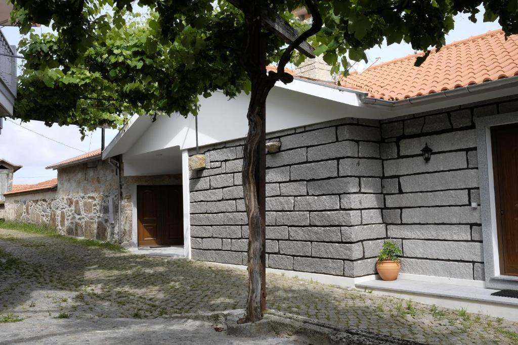 ヴァーレ・デ・カンブラにあるCasa do Aido de Cimaのレンガ造りの家
