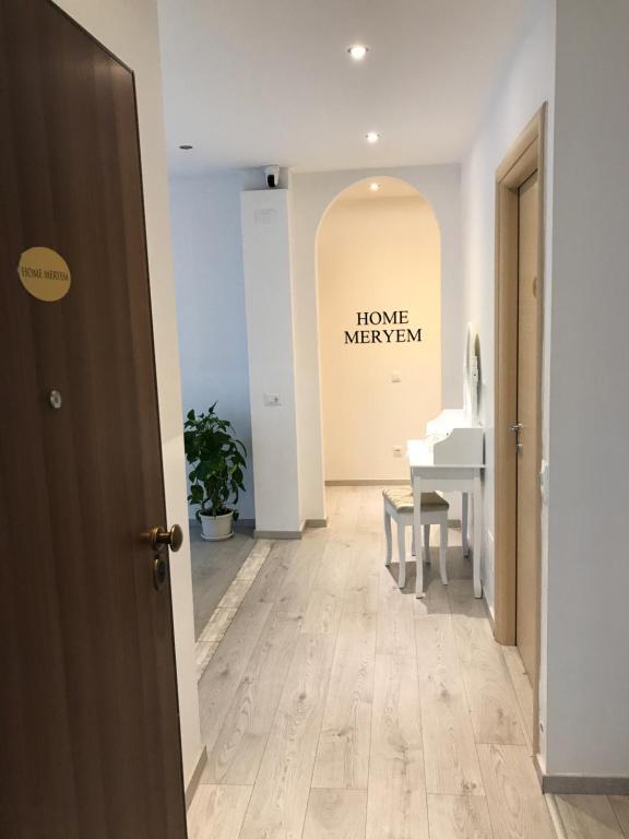 un pasillo con un piano y una habitación con puerta en Home Meryem LOC-04612, en Verona