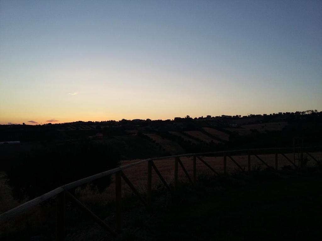 Východ nebo západ slunce při pohledu z bed and breakfast nebo okolí