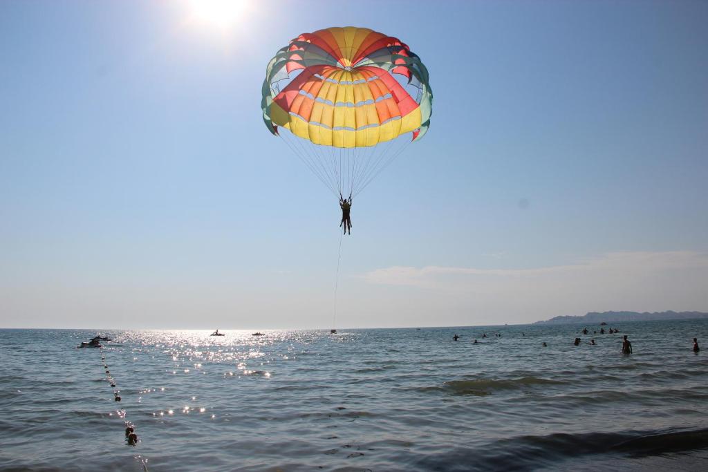 una cometa con forma de corazón volando sobre el agua en la playa en Adriatic Apartments Albania, en Durrës