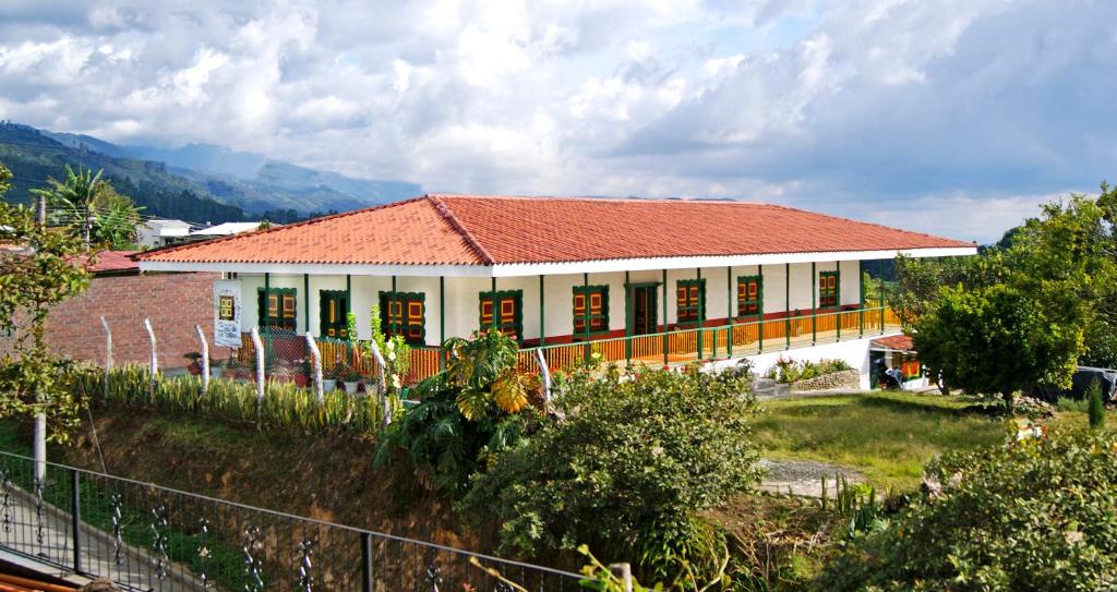 un gran edificio con techo rojo en Hostal Casa de Los Taitas, en Salento