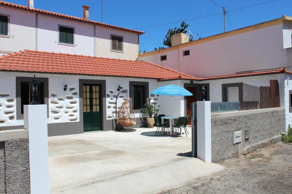 ポルト・サントにあるCasa da Ribeiraのパティオと青い傘が備わる家