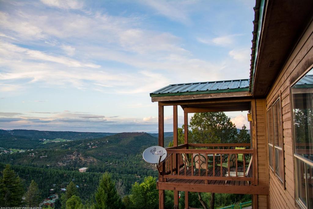 einen Balkon eines Hauses mit Bergblick in der Unterkunft Tiara Del Sol in Ruidoso