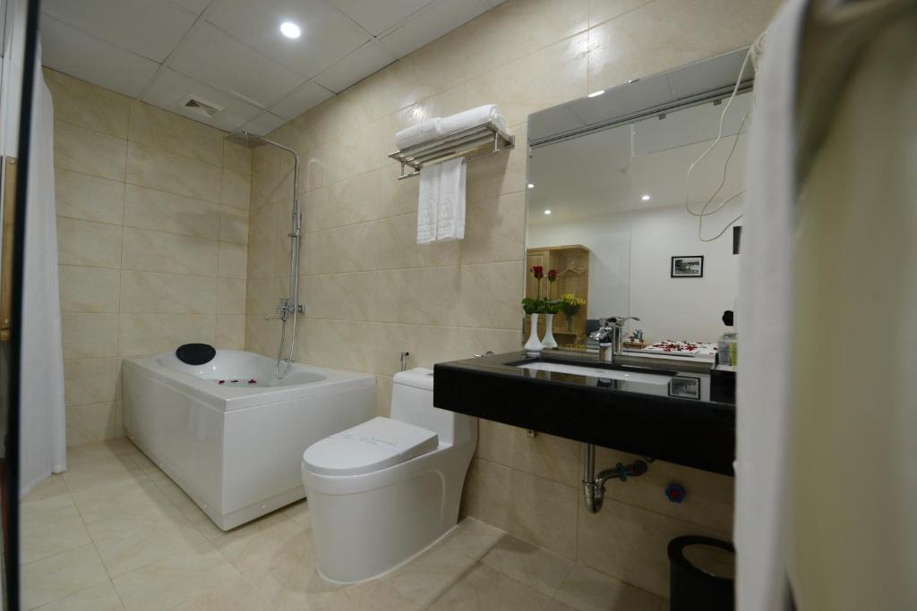 Koupelna v ubytování Blue Hanoi Inn City Hotel