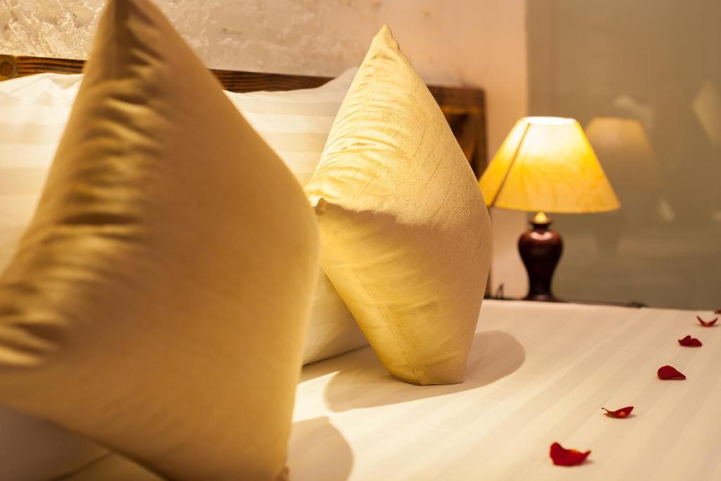 Postel nebo postele na pokoji v ubytování Luxury Backpakers Hotel