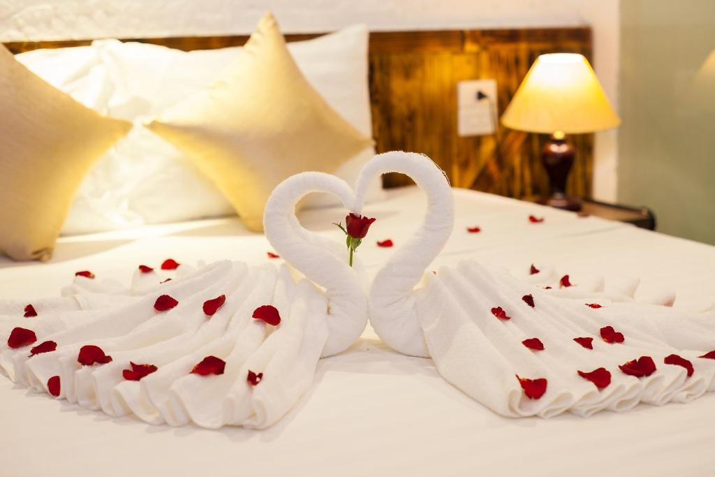 Postel nebo postele na pokoji v ubytování Luxury Backpakers Hotel