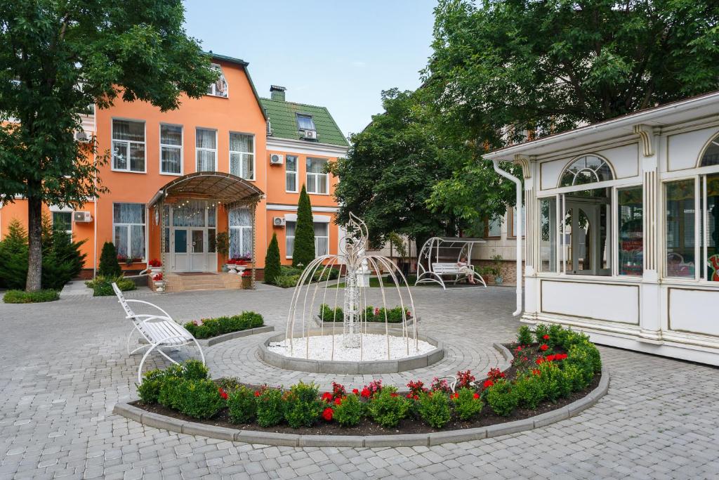 une fontaine dans une cour en face d'un bâtiment dans l'établissement Kras Hotel Resort & Spa, à Iessentouki