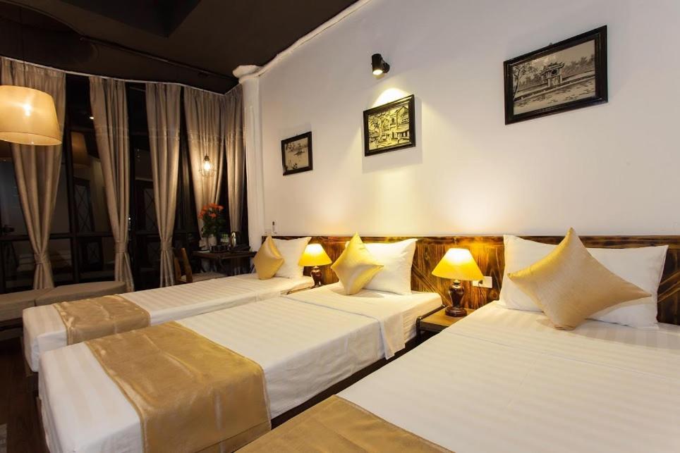 Postel nebo postele na pokoji v ubytování Luxury Backpakers Hotel