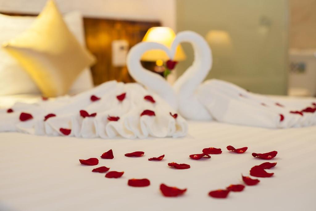 Postel nebo postele na pokoji v ubytování Luxury Backpakers Hotel