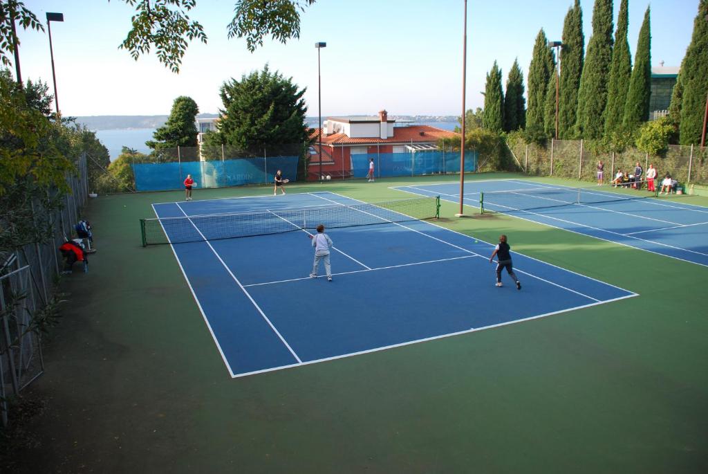 Sadržaji za tenis i/ili skvoš kod objekta Pension Silvia ili u blizini