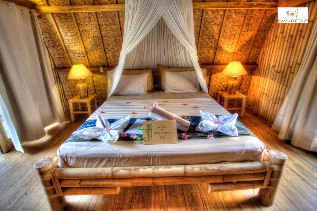 Postel nebo postele na pokoji v ubytování Bambu Cottages
