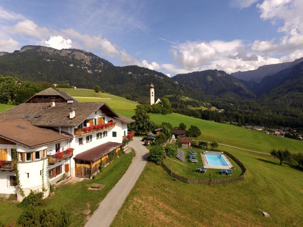 Nespecifikovaný výhled na hory nebo výhled na hory při pohledu z hotelu