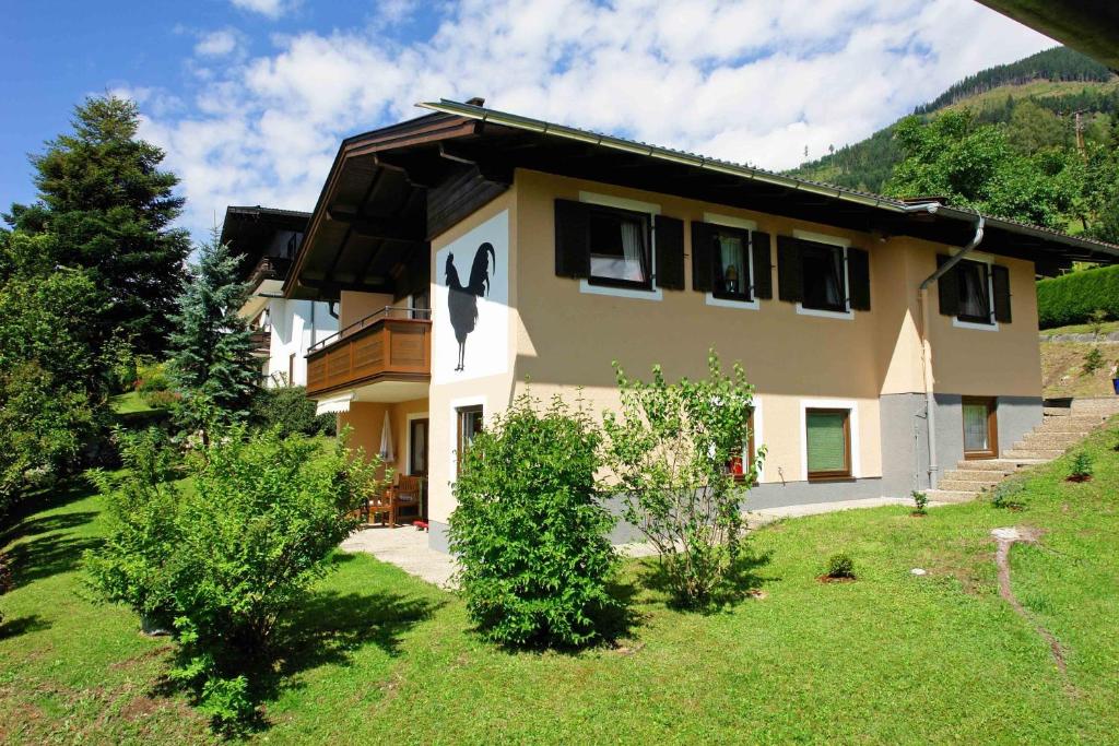 ein Haus mit einem Vogel auf der Seite in der Unterkunft Rodlers Chalet in Piesendorf